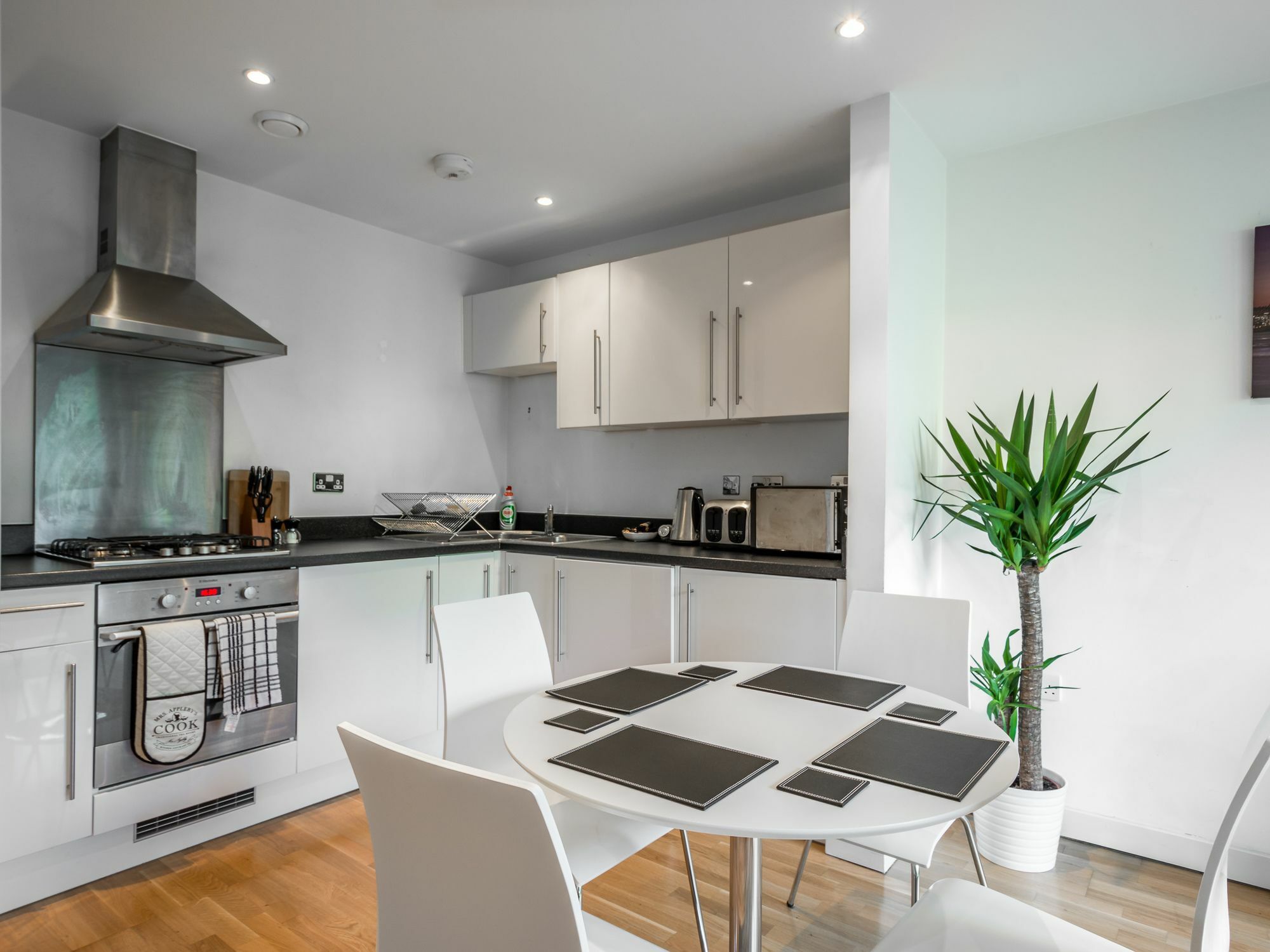 City Center Apartment Бедфорд Экстерьер фото